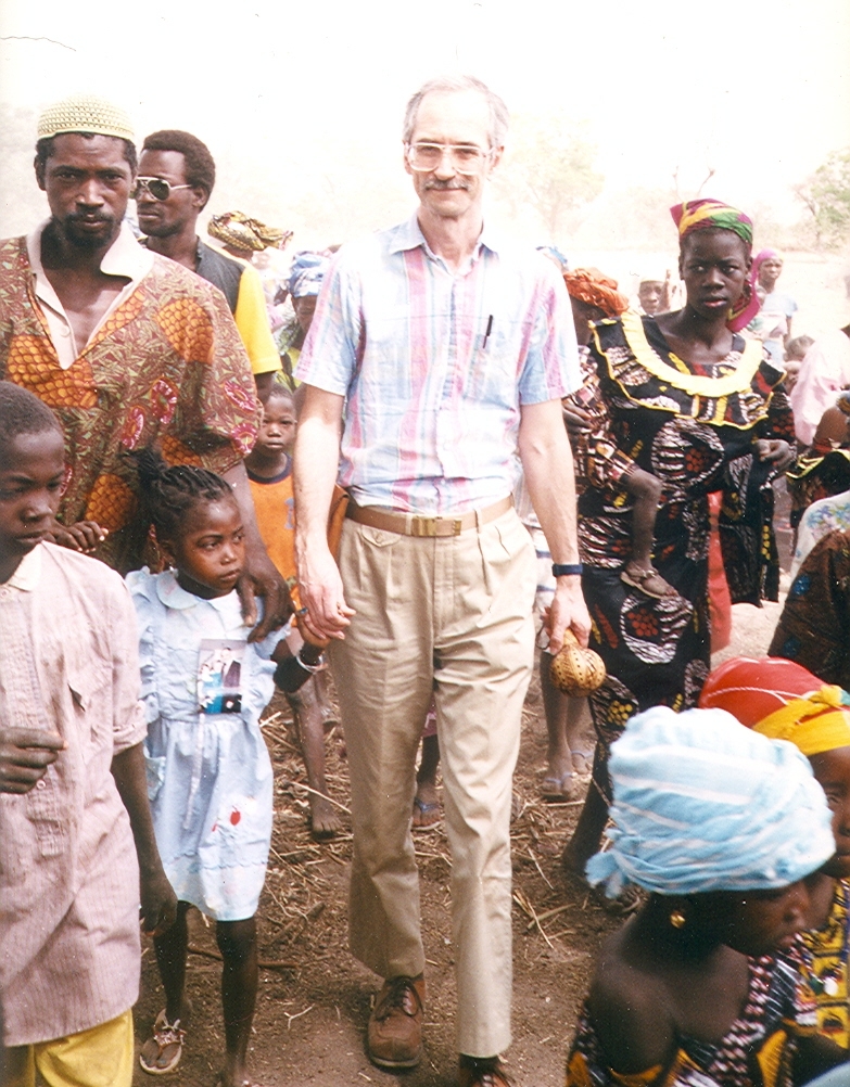 Schmid_walking_with_young_girl_market_Mali