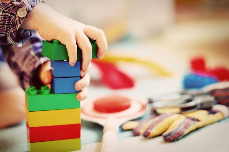 There are many activities that help children develop fine motor skills. Photo credit: Pixabay.