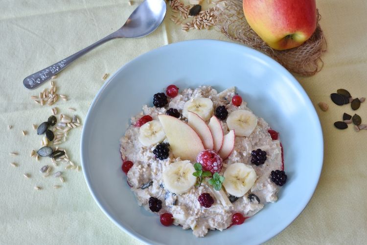 A bowl of oatmeal with fruit.
