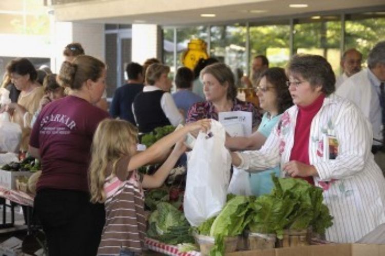 Farmers Market at Beaumont Hospital. Photo courtesy of Ecology Center.