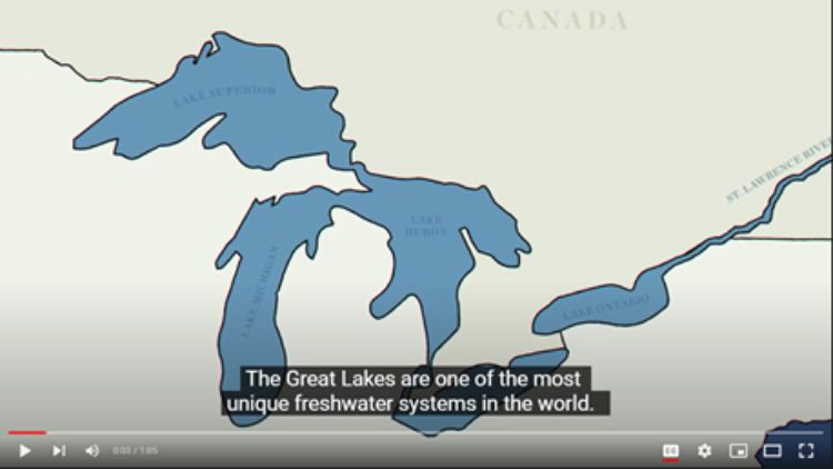 来自“管理五大湖入侵者”系列的视频截图显示了整个五大湖盆地的鸟瞰图，并嵌入说明文字:五大湖是世界上最独特的淡水系统之一.