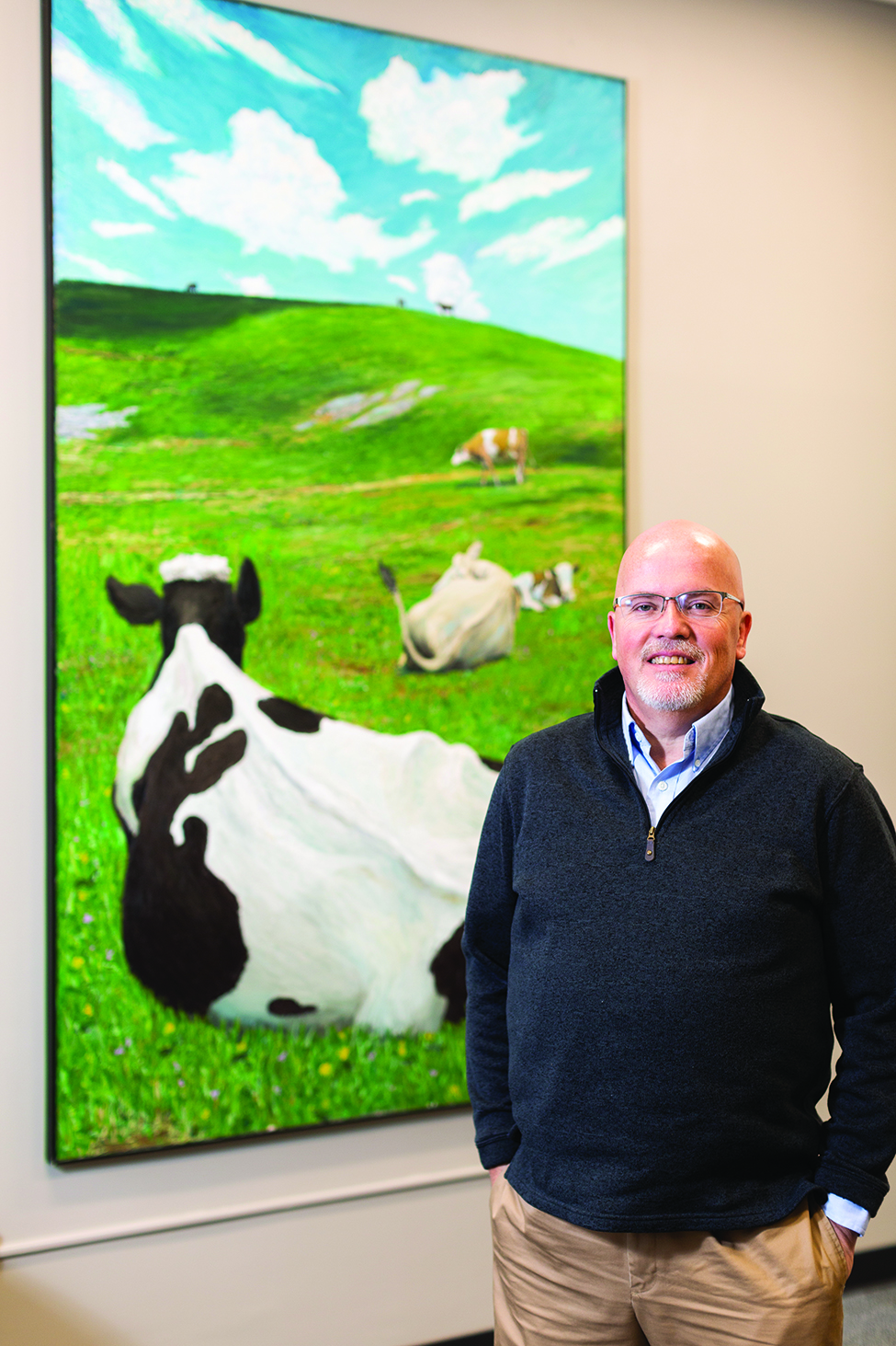 Photo George Smith in front of a picture of a dairy cow