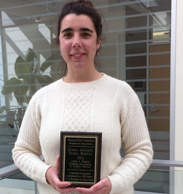 Maria Ariadna Ochoa Bernal with award