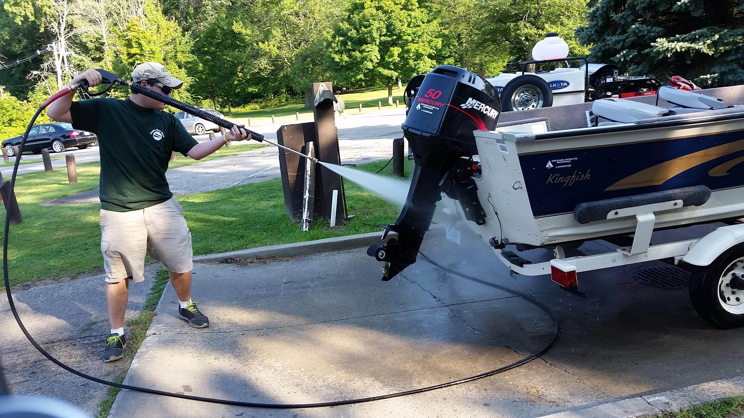 michael_guthard_sprays_down_mark_stevens__boat._1_RWilliams