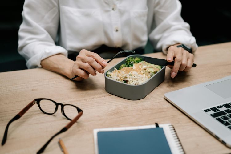 A person at work eating a healthy lunch.