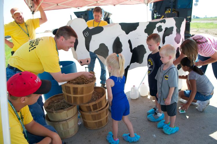 A Breakfast on the Farm volunteer teaching children what a dairy cow eats.