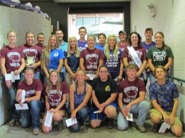 The top 25 seniors from the 2016 Michigan 4-H Dairy Judging Contest celebrate their accomplishments with a group photo at the awards dinner at the end of 4-H Youth Dairy Days. Photo: Sara Long.