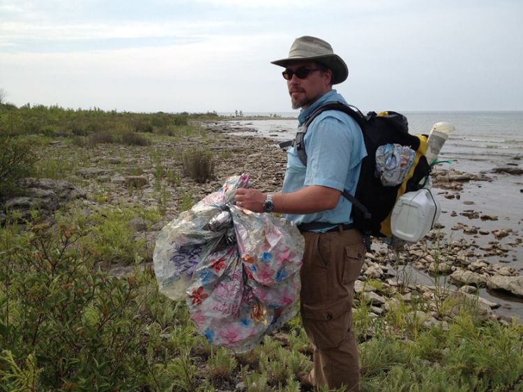 Litter cleanups are an easy way to protect our Great Lakes, promote healthy ecosystems and celebrate Earth Day. Photo: Stephanie Gandulla