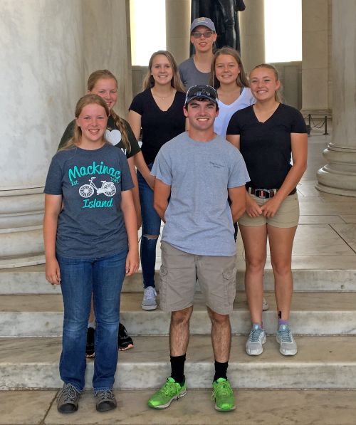 4-H members and MSU students visit the Jefferson Memorial