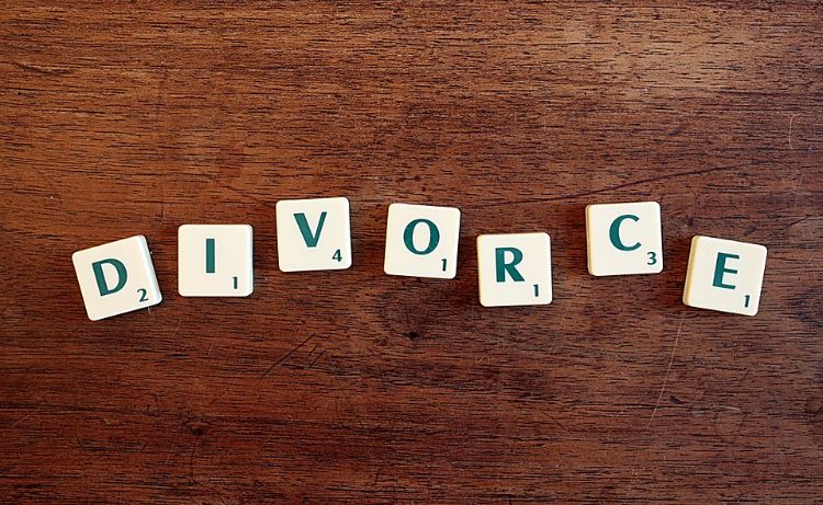 Scrabble letters spelling divorce