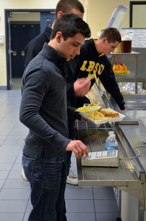 Both you and your kids can save money and eat healthier by packing your lunch instead of eating out.