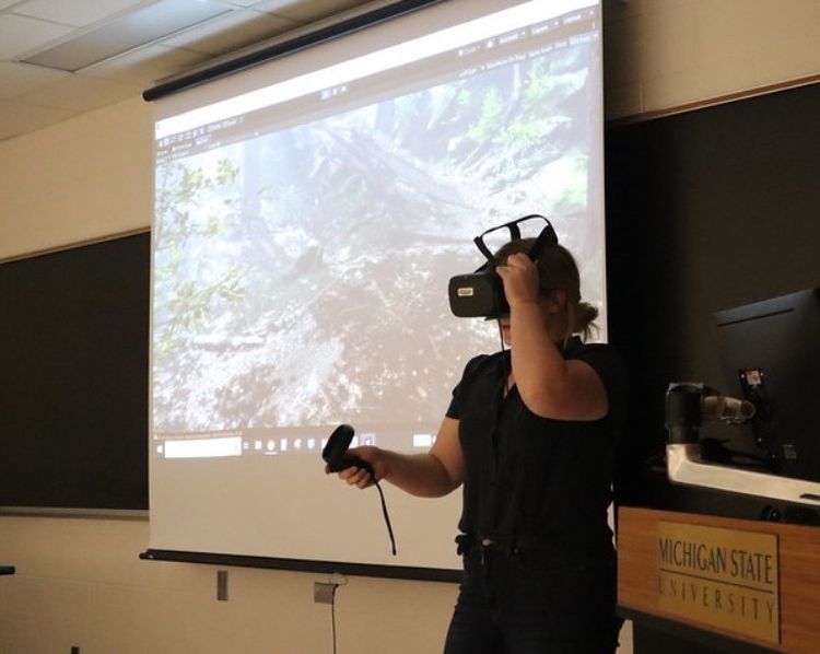 FCCP team member, Em Esch, demonstrating to the Green Corps how to use the VR headset and hand controls.