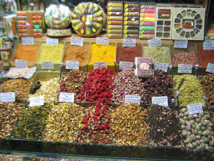 Spices at the Grand Bazaar. Photo credit: H. Vogler.