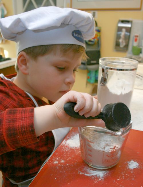 Youth can sharpen their reading, math and science skills while having a great time in a 4-H cooking club. Photo by Colleen Proppe, Flickr Creative Commons