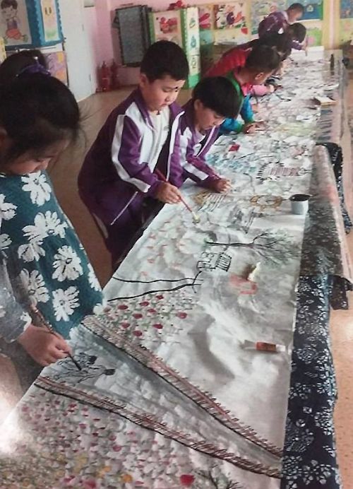 Chinese children creating the beautiful piece of artwork that was gifted to Michigan 4-H. Photo by Song Lize.