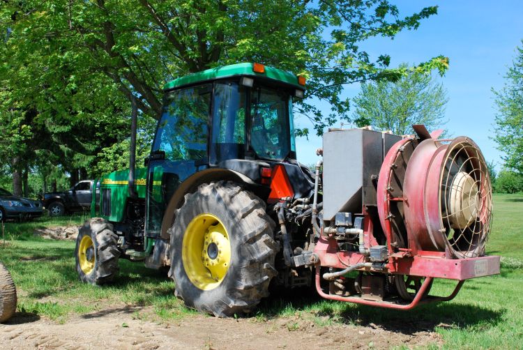 Three-chamber sprayer