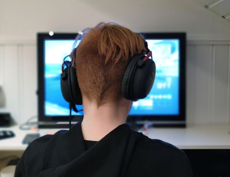 Back a kid's head wearing headphones