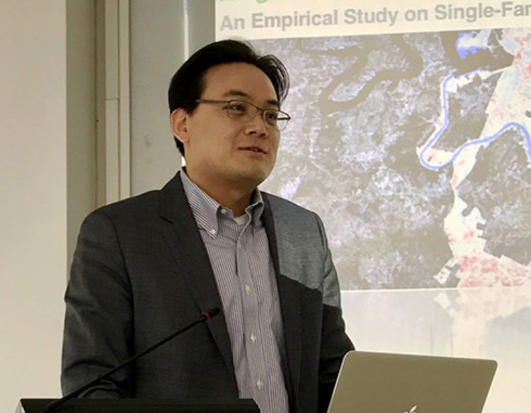 Image of Jun-Hyun Kim giving presentation.
