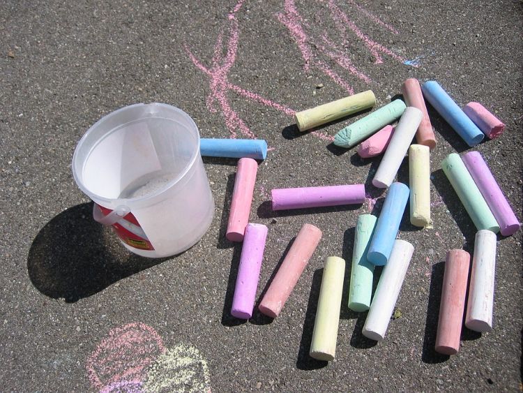Take art outside in the summer with sidewalk chalk! Photo credit: Pixabay.