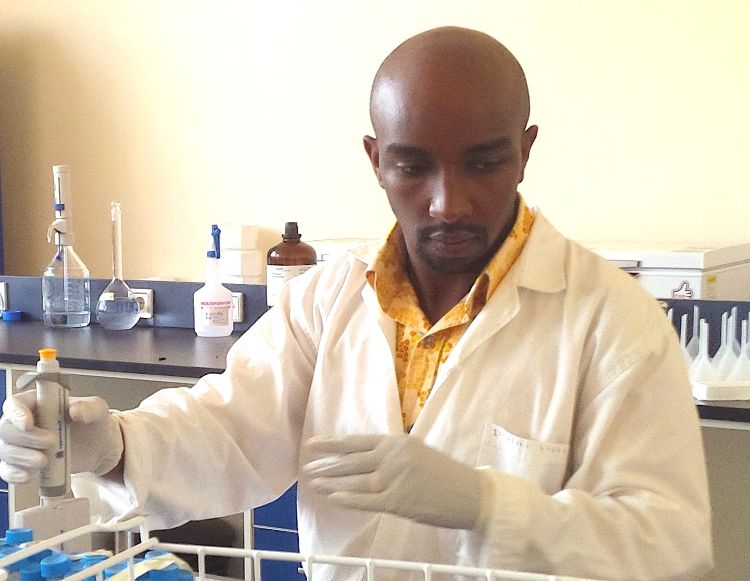 Kizito Nishimwe working in a lab