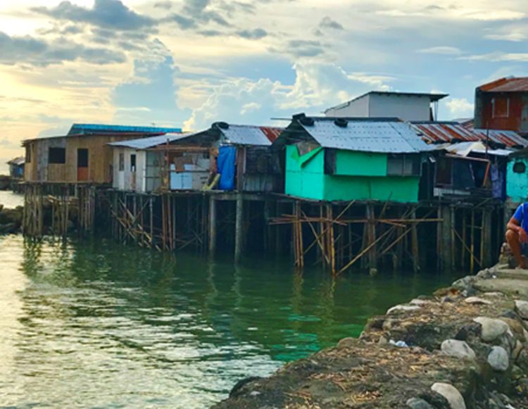 Illegal settlements at the waterfront in Iloilo, the Philippines, a city renowned for its rich history and culture. Photo taken by Peilei Fan on Nov. 11, 2022.