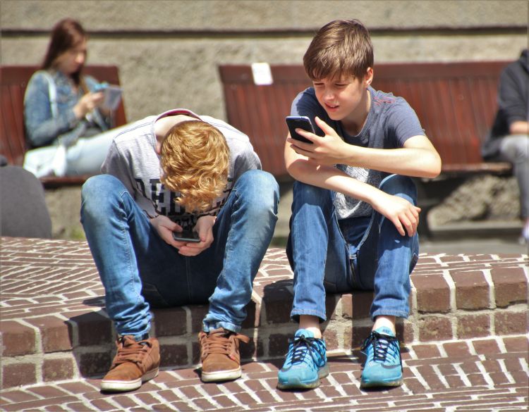 kids on cell phones