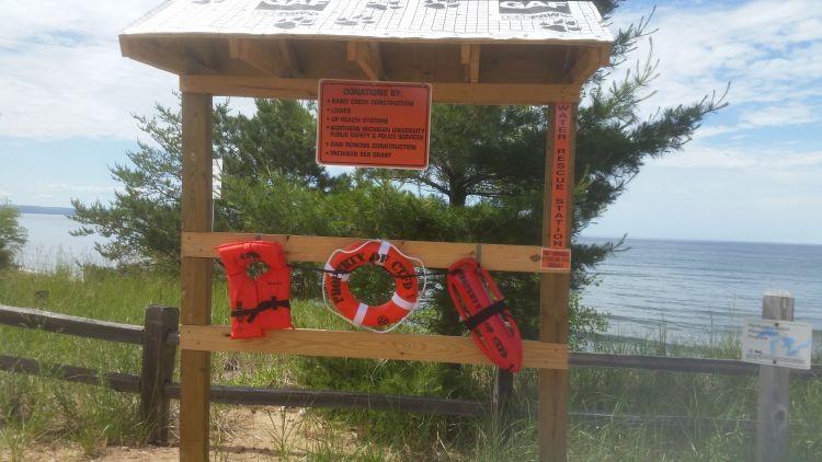 A water rescue station has been placed on a Lake Superior shoreline beach in Chocolay Township. Photo: Ron Kinnunen, Michigan Sea Grant
