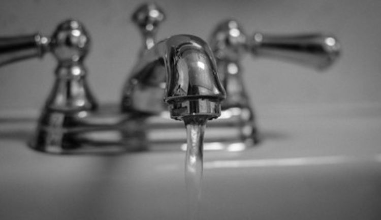 Faucet with running water.