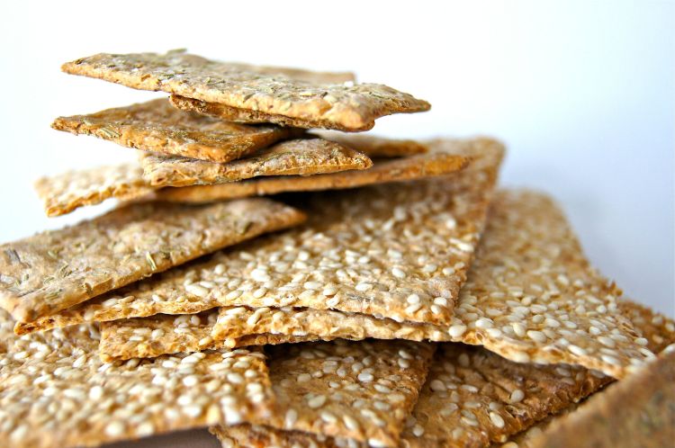 Biscuits with sesame seeds.