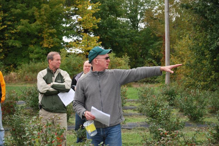 MSU entomologist Rufus Isaacs talks with growers at the 2014 Trevor Nichols Research Center Field Day.