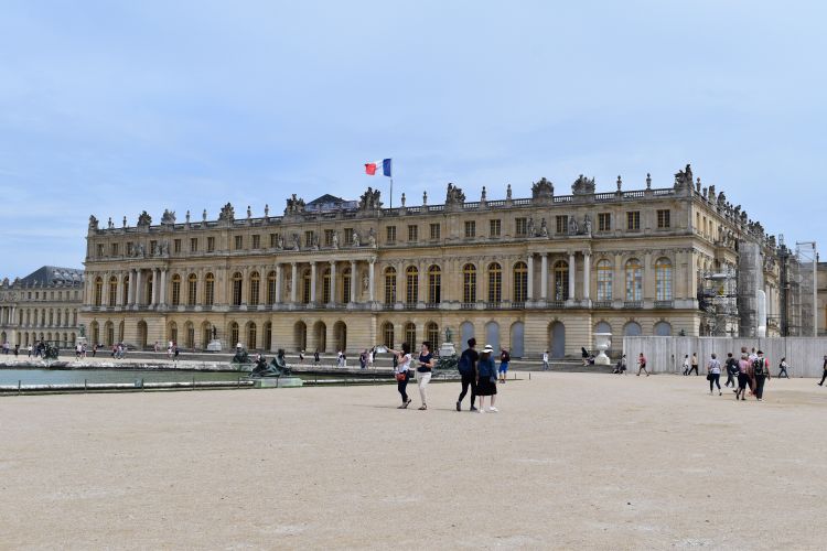 Photo 1. The Château (Palace) of Versailles in Paris, France.