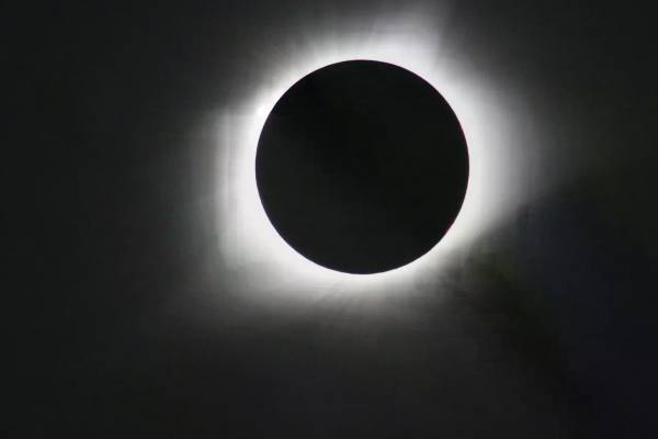 Discovering the wonders of solar eclipses with children
