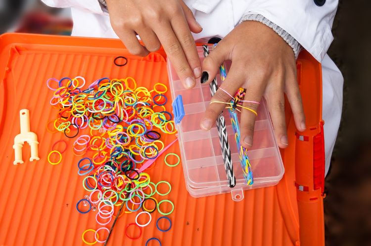 Rubber band bracelets with fingers top