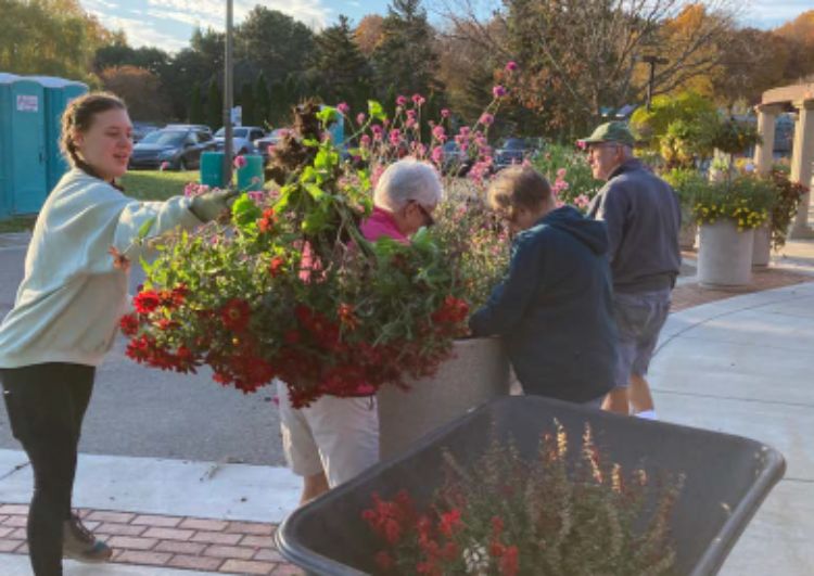 Student employee Adrianna Pipe and volunteers Rita Richardson, Penny Munson, and Tom Bolt help with fall cleanup