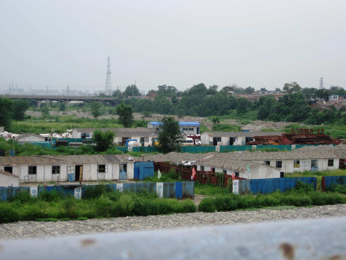 Many sections of the famous Yongdinghe River in Beijing have dried up due to decreased runoff, and many years of overexploitation of surface water and groundwater. The river bed was occupied by vegetation and houses.