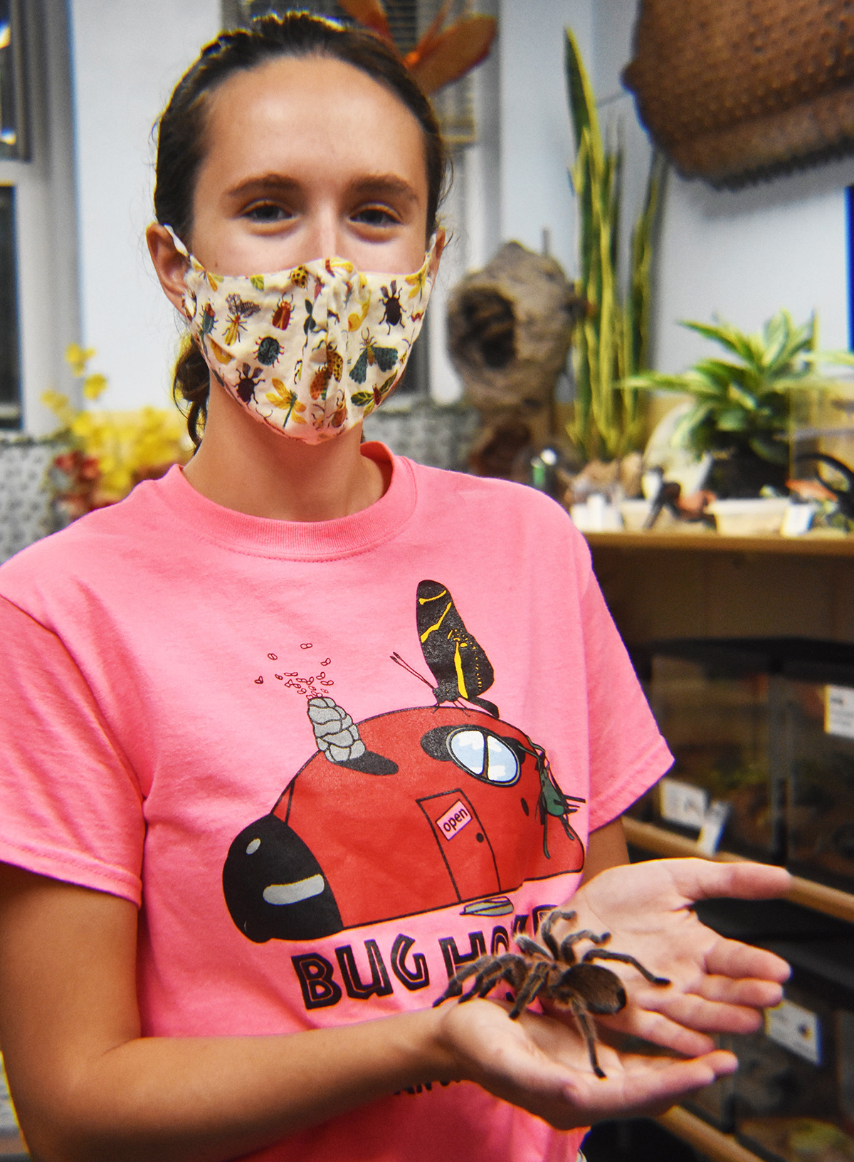 Osten Eschedor holding a tarantula