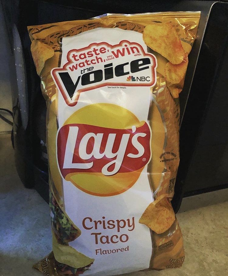 Crisy taco flavored Lay's potato chips