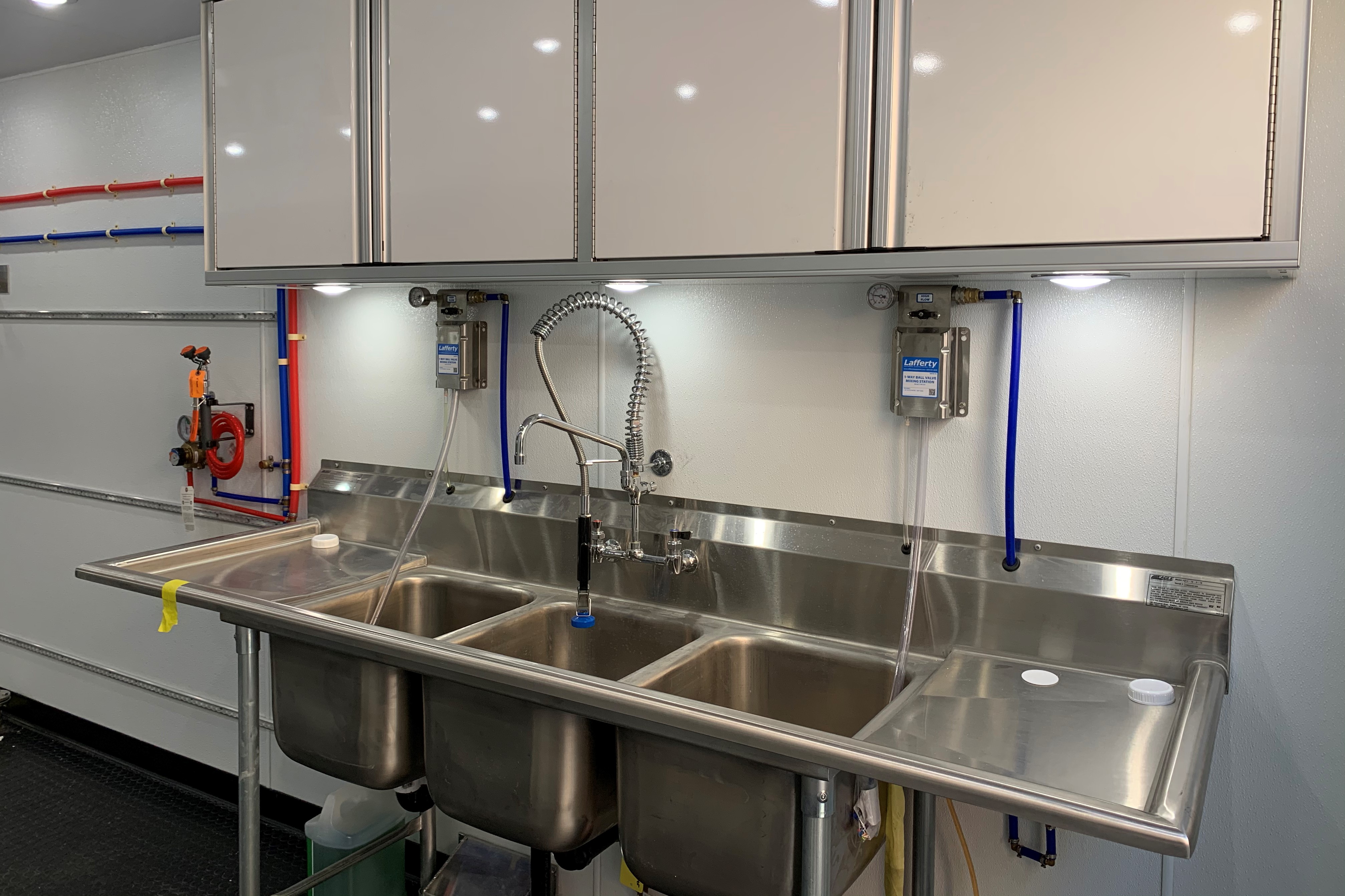 Mobile-food-processing-lab-three-compartment-sink