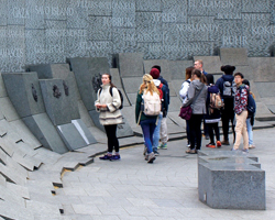 Students at the Austrailian War Memorial in London during study abroad.