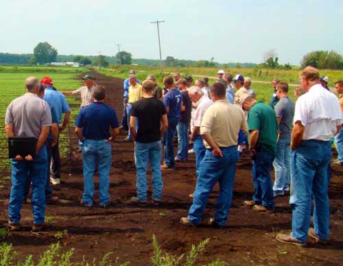 Daryl Warncke talking to participants