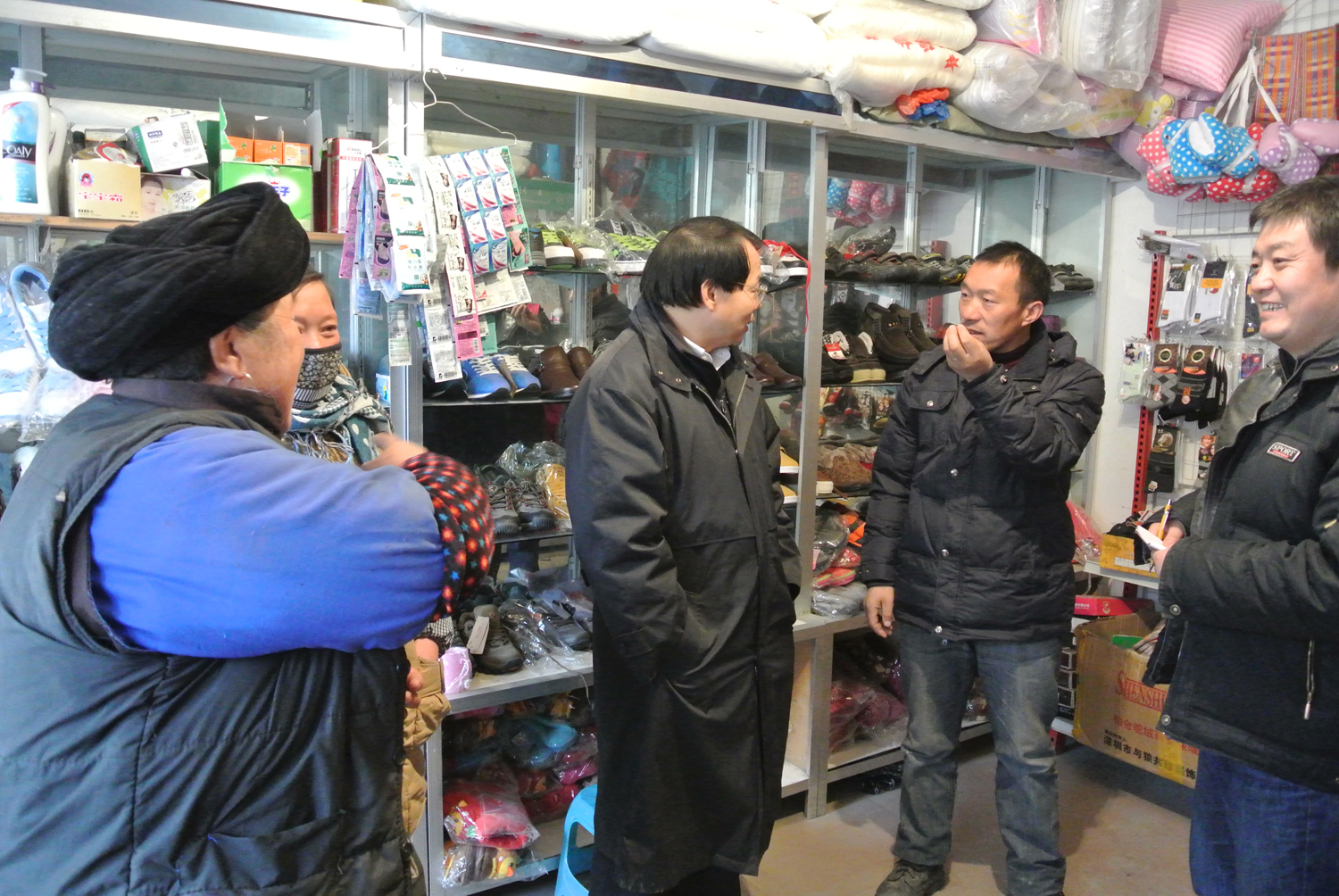 Jack Liu talking to horse owner in Wolong